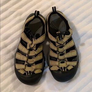 Keens lime green great shape. Size 8.​​​​​​​​​​​​​​​​​​​​